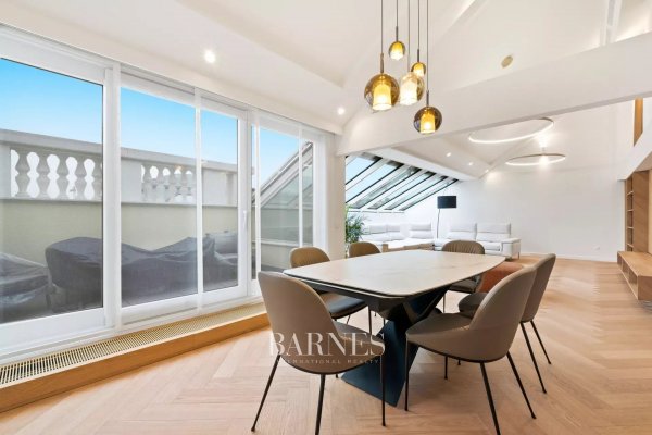 Panorámás duplex-lakás az Andrássy úton, építészettörténeti gyöngyszem tetején