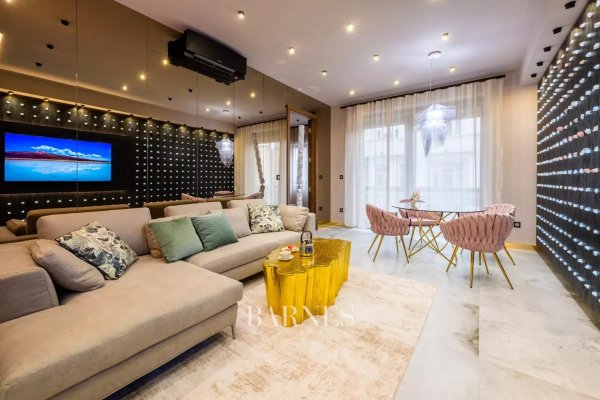 Stylish panoramic apartment with balcony in the city cener