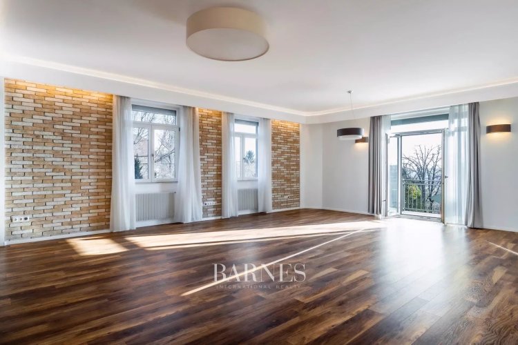 Kiadó: Panorámás, 3 hálószobás villalakás a Gellérthegy egyik csendes utcájában