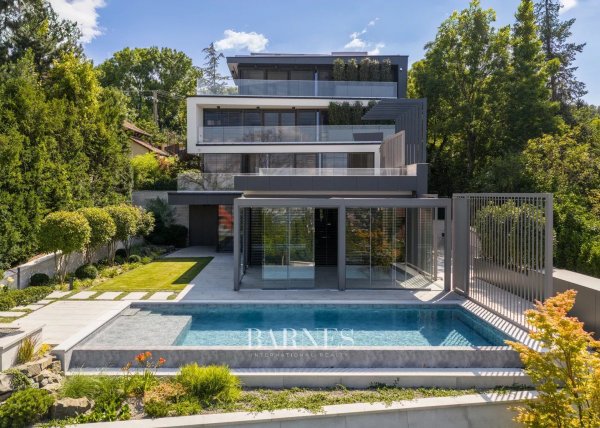 Turnkey luxury panoramic family villa in XII. District