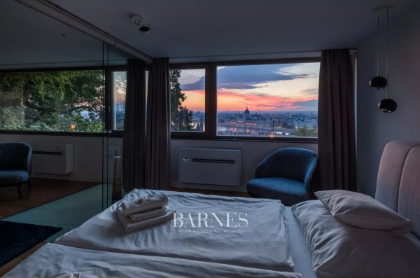 Ritkaság a Várnegyedben dunai panorámával és saját kerttel