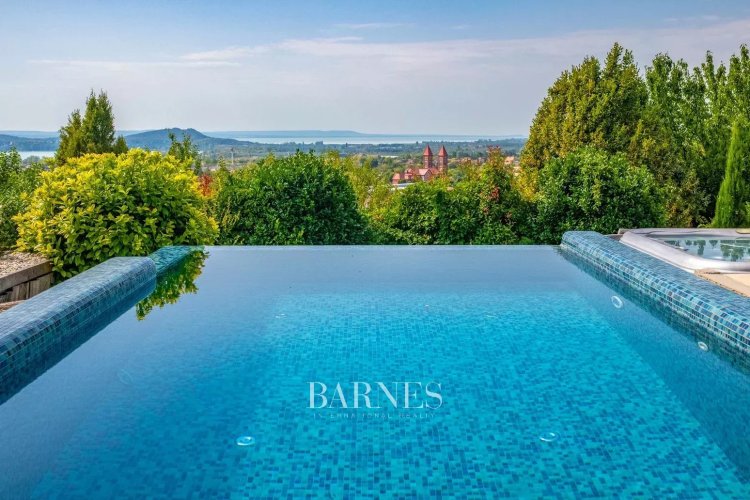 Luxusvilla háborítatlan örökpanorámával Balatonfüreden