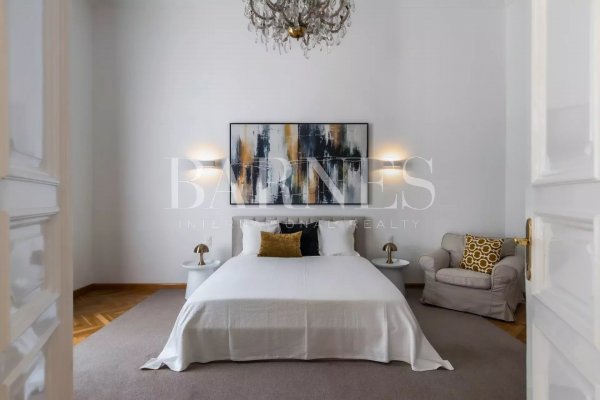 Erkélyes, bútorozott, 2 hálós luxuslakás a Szabadság tér közelében