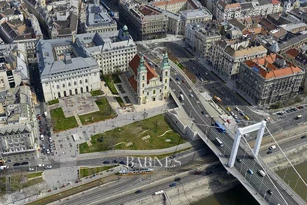 3 hálós, erkélyes, pazar panorámás luxuslakás a Március 15. téren
