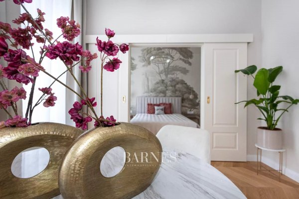 Two-bedroom, furnished luxury apartment with balcony near the Chain Bridge