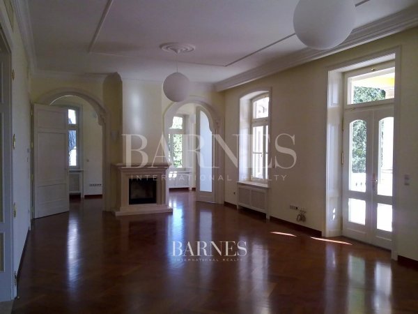 Elegáns, klasszikus stílusú villa vendégházzal
