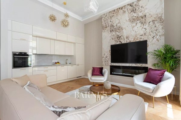 Two-bedroom, furnished luxury apartment with balcony near the Chain Bridge