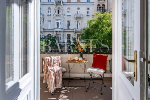 Erkélyes, bútorozott, 2 hálós luxuslakás a Szabadság tér közelében