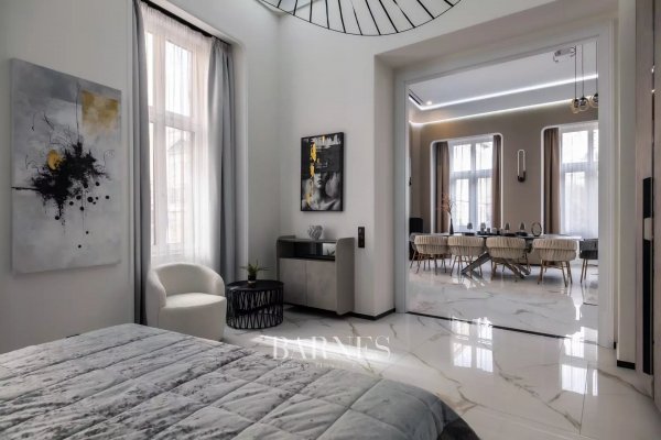 3-bedroom corner apartment with balcony on Museum Boulevard