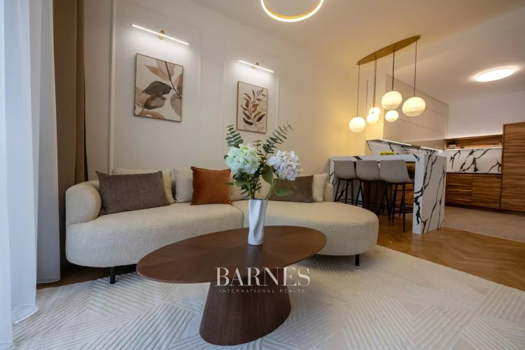 Apartment for Sale on Németvölgyi Road: Luxury 3-Bedroom + Study in a Villa Setting
