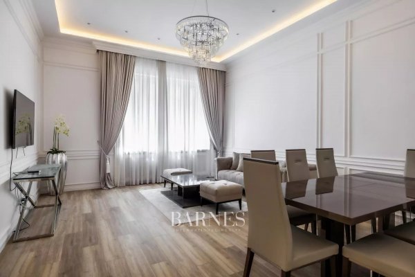 2 hálós, bútorozott, nagypolgári lakás a Bazilika közelében