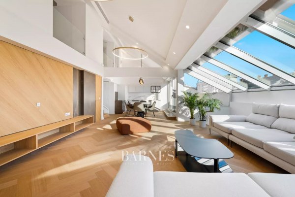 Panorámás duplex-lakás az Andrássy úton, építészettörténeti gyöngyszem tetején