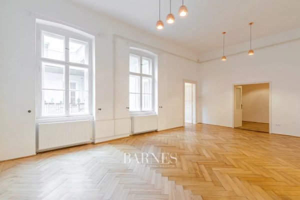 Andrássy úti lakás felújított műemlék épületben