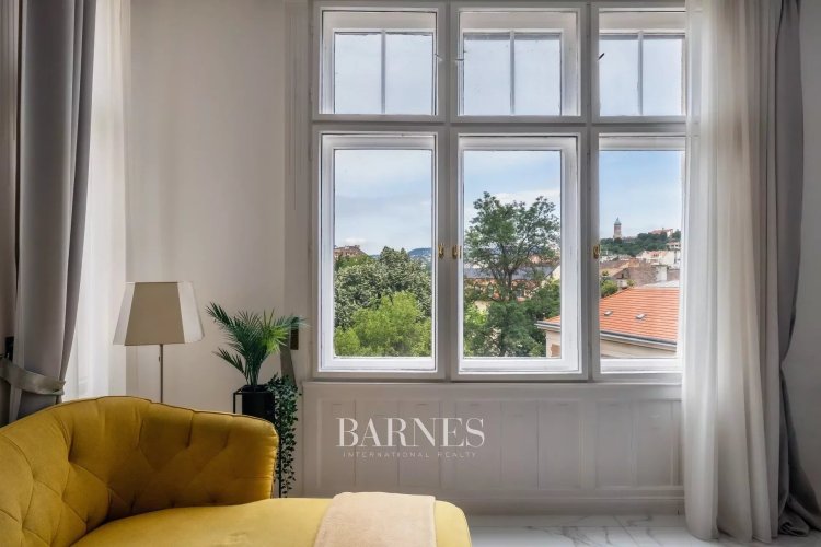 Home with a balcony and a view in the I. district to rent