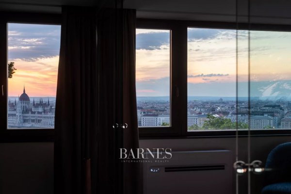 Ritkaság a Várnegyedben dunai panorámával és saját kerttel