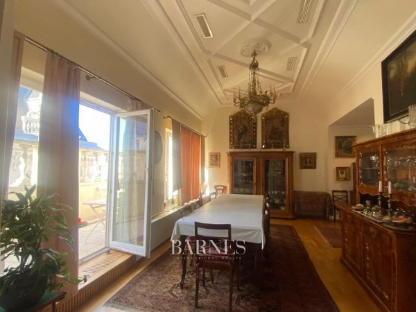 High class apartment with balcony with the Opera House close by