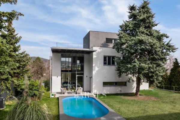 MODERN,  MEDENCÉS PANORÁMÁS CSALÁDI HÁZ