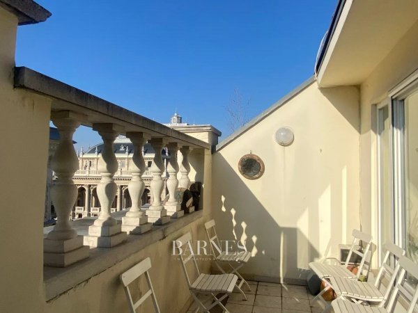 High class apartment with balcony with the Opera House close by
