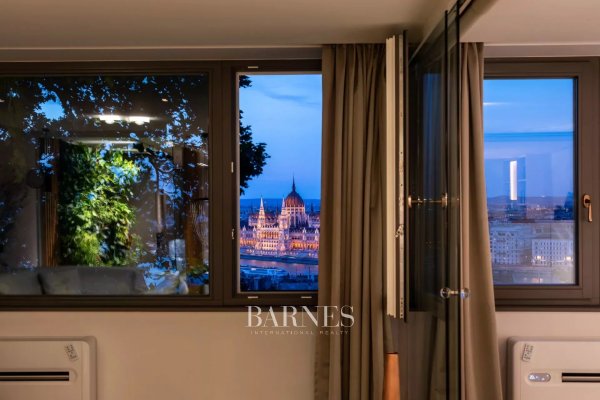 A rarity in the Castle District with a Danube view and a private garden