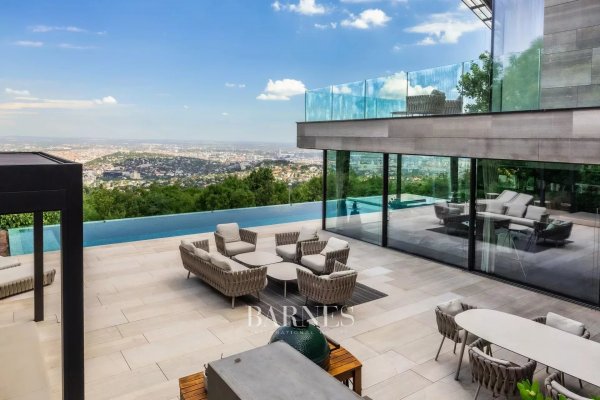 Contemporary minimalist villa above Budapest, with endless panoramic view