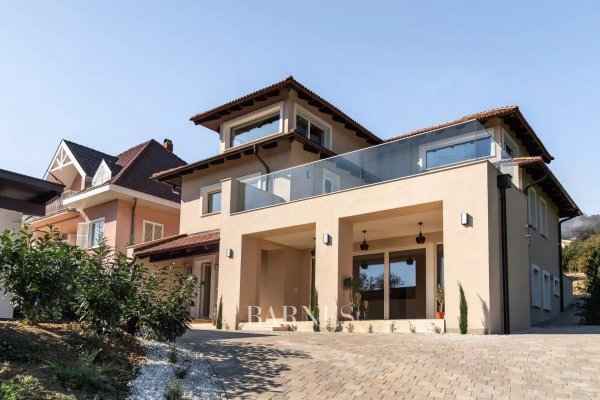 Mediterranean-style Villa with Minimalist Interior  and Wonderful Balaton View