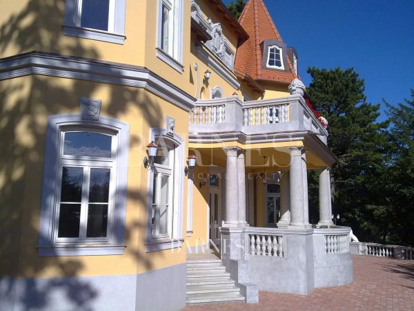 Elegáns, klasszikus stílusú villa vendégházzal