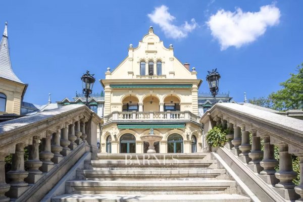 Eclectic Villa Building on Rosehill