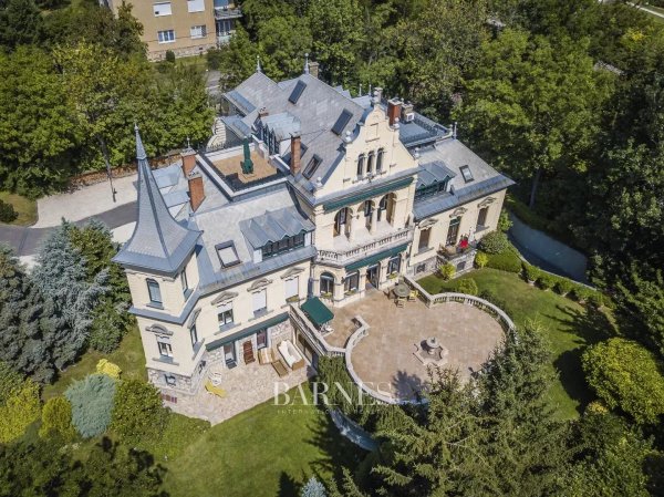 Eclectic Villa Building on Rosehill