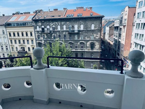 Lenyűgöző, teljesen felújított 1 hálószobás lakás kiadó a Jókai téren