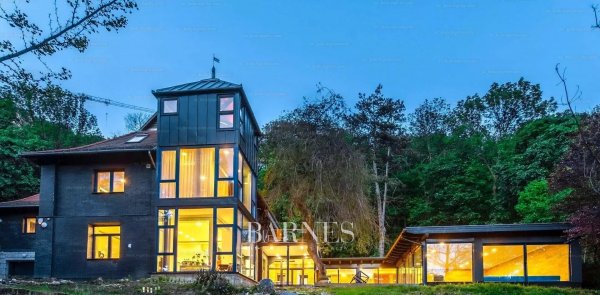 Unique villa surrounded by a private garden with ancient trees