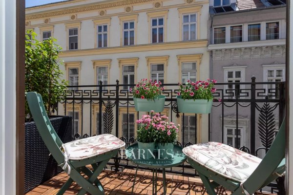 Two-bedroom, furnished luxury apartment with balcony near the Chain Bridge