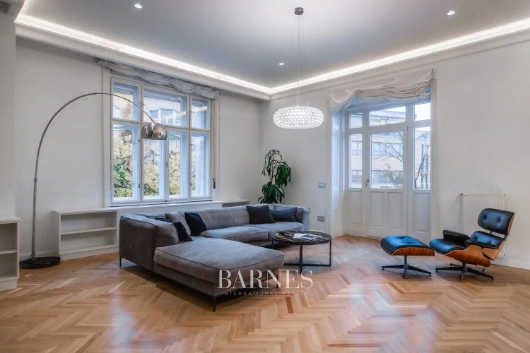 Three-Bedroom Rosehill Residence with Stunning Castle View