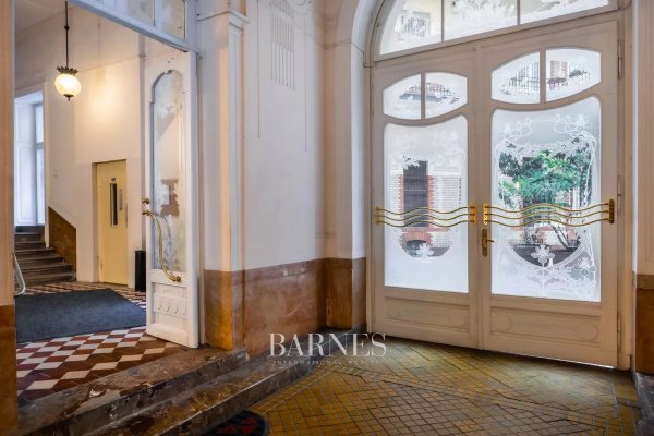 High-Class apartment for renovation in an Art Nouveau Building