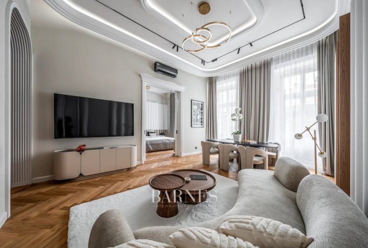 Two-Bedroom Luxury Apartment with Balcony Near the Opera House