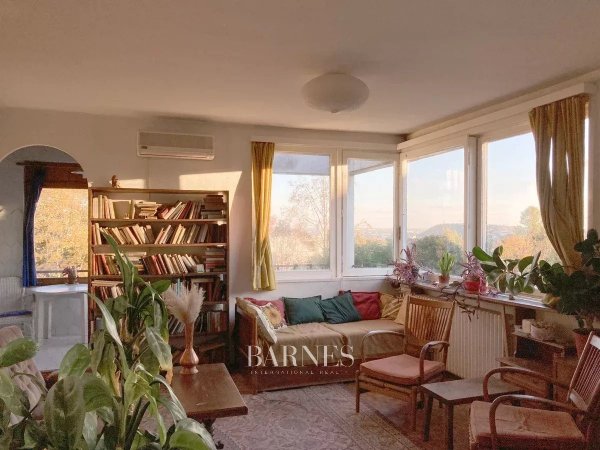Eladó panorámás Bauhaus ikervilla-fél a II. kerületben, a Vérhalom tér közelében!
