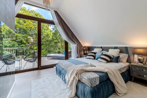 Kertkapcsolatos, szeparált villalakás, ősfás környezetben