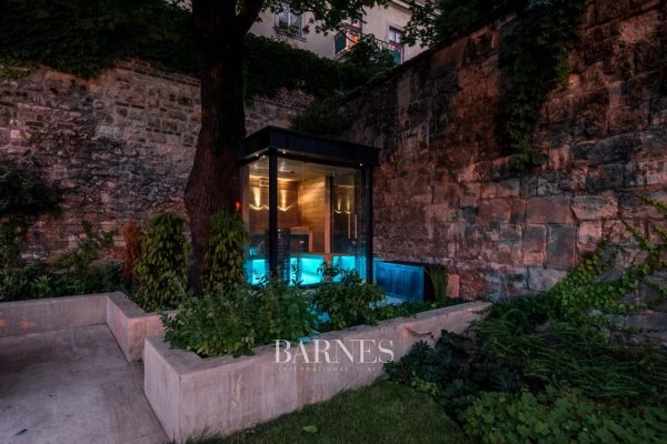 A rarity in the Castle District with a Danube view and a private garden
