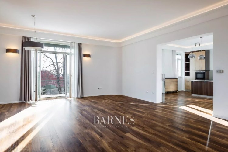 Kiadó: Panorámás, 3 hálószobás villalakás a Gellérthegy egyik csendes utcájában