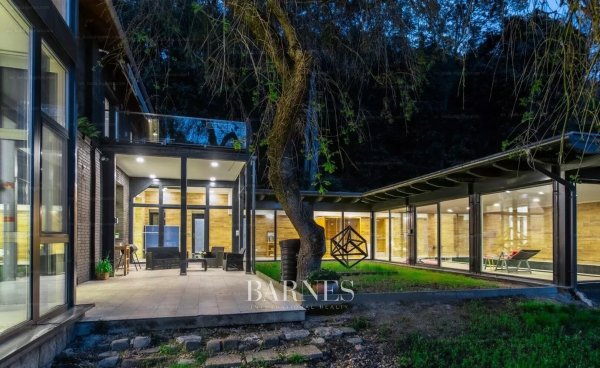 Unique villa surrounded by a private garden with ancient trees