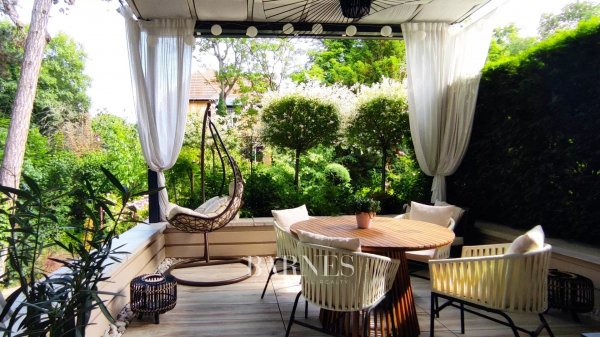 Kertkapcsolatos, szeparált villalakás, ősfás környezetben