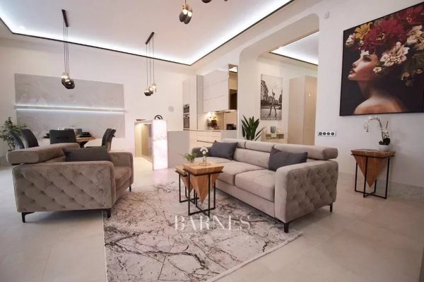 Furnished luxury apartment with a balcony near Szabadság Square