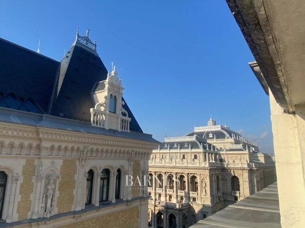 High class apartment with balcony with the Opera House close by