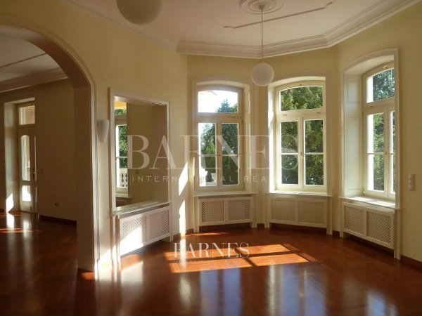 Elegáns, klasszikus stílusú villa vendégházzal
