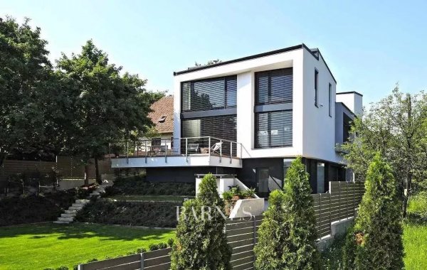 FOR RENT: PANORAMIC, MODERN-STYLE HOME CLOSE TO INTERNATIONAL SCHOOLS