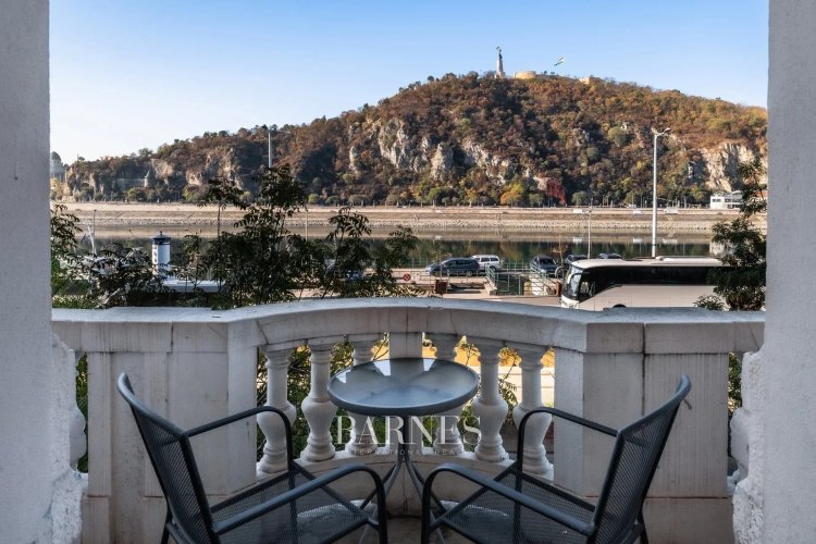 DUNAI PANORÁMÁS, ERKÉLYES LAKÁS A BELGRÁD RAKPARTON