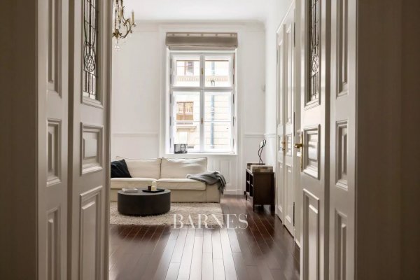 KIADÓ: Hangulatos, 2 hálószobás lakás Operára néző kilátással