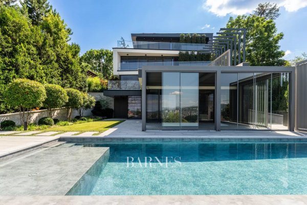 Turnkey luxury panoramic family villa in XII. District