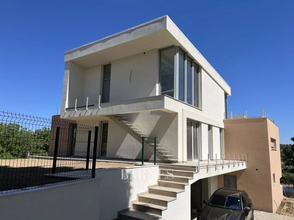 Új építésű, panorámás penthouse lakás eladó a III. kerületben
