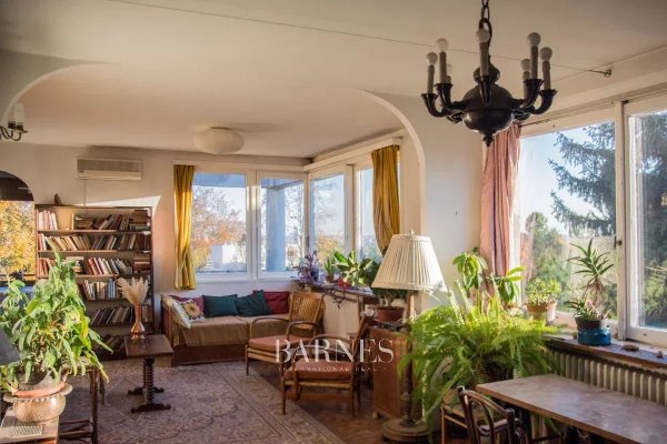 Eladó panorámás Bauhaus ikervilla-fél a II. kerületben, a Vérhalom tér közelében!