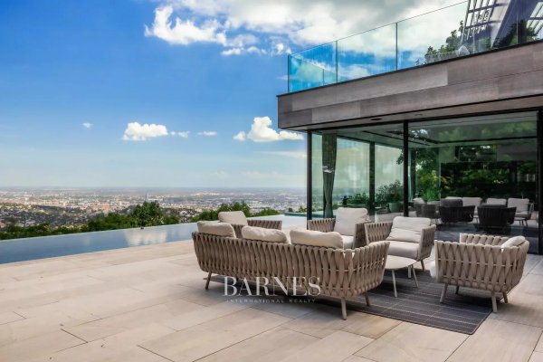 Contemporary, Modern Villa with an Unmissable, Eternal Panorama of Budapest